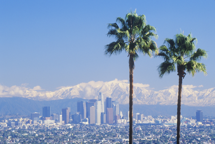 El Aeropuerto se ubica al suroeste de Los Angeles, a 12 millas del centro de la ciudad