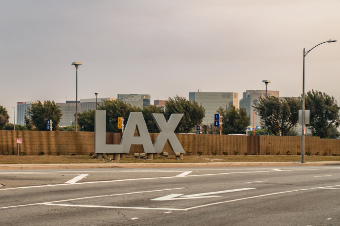 El Aeropuerto de Los Angeles (IATA: LAX) es el más concurrido de California.